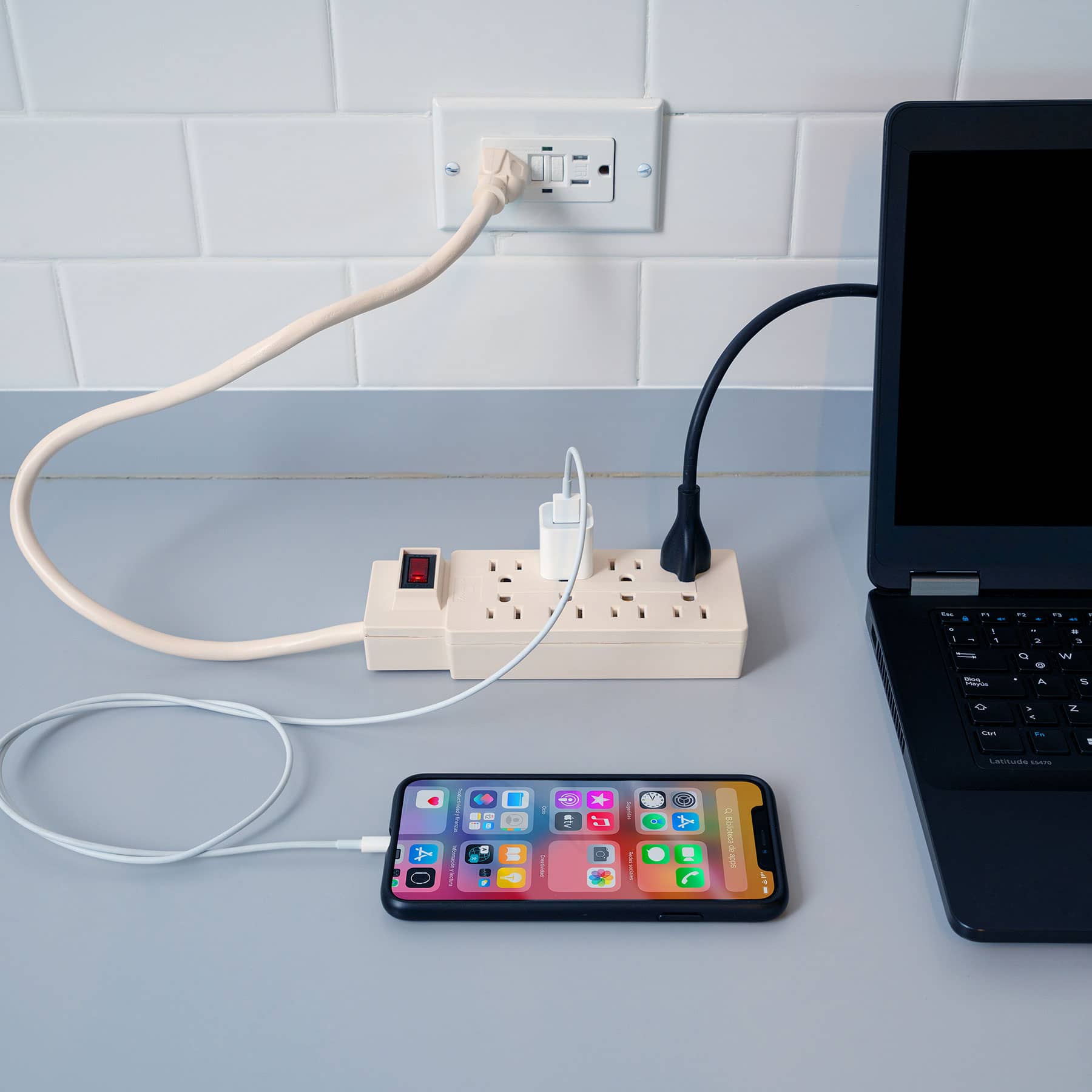 Multicontacto 14 AWG uso rudo con 8 entradas, Volteck | MUL-8 | 47186