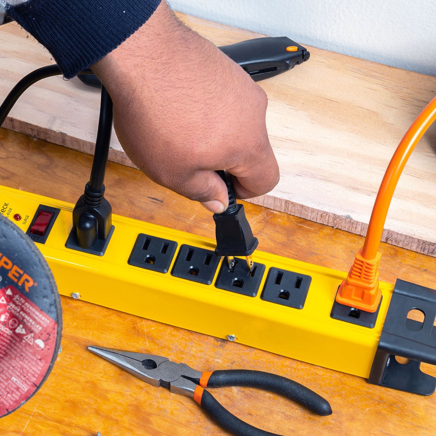 Multicontacto 14 AWG industrial supresor de picos 6 entradas | MUL-612X | 48186